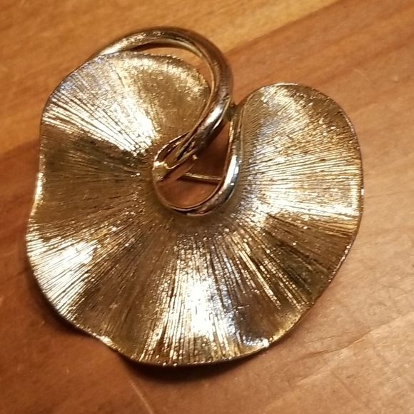 Lisner Jewelry - Lisner Silvertone Abstract Apple Brooch